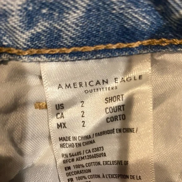 American Eagle Mom Jeans Light Wash Ripped Distressed  Size 2 short. - Picture 5 of 8